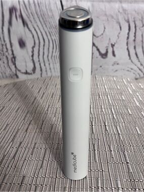 Medicube Age-R Booster Pro Mini White Mini Home Skin
Care Device